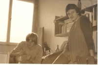 Vlevo s kamarádem Gáborem Farnbauerem na koleji Větrník-jih, Praha asi 1977