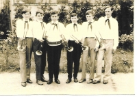 V Pionýru, Evžen Gál (druhý zprava) jako člen fanfárové kapely, Fiľakovo, 1969