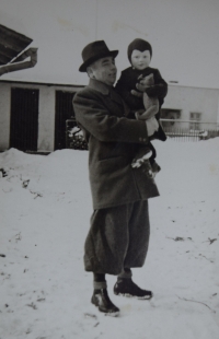 Se svým otcem, 1941