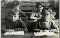 Foto ze základní školy, Jan Procházka je první zprava