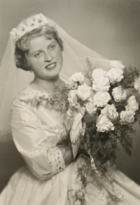 Alena Hudcová na svatební fotografii (1962)