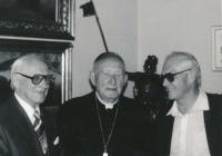 Rudolf Fendrych (vpravo), Emil Ludvík (vlevo) a kardinál Tomášek (uprostřed), první polovina 80. let