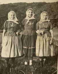 pamätníčka ako vydatá žena (v strede)