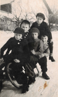Bohumil Nádhera (third from the left, in the middle of the second row) in the Hoši od Orlice (Boys from Orlice) association while sledging at the end of 1938 