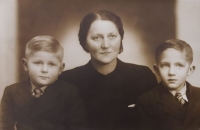 Ivo Poduška (vpravo) s maminkou a bratrem