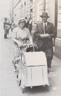 První vyjížďka malého Iva Podušky v kočárku v den křtu, 21. června 1936