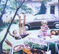 Děti Peškových doma na zahradě v Germistonu