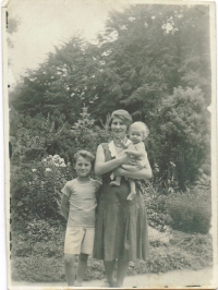 Little Franz with his mother and brother Erich, 1932