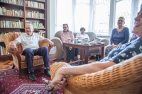 Pravidelné setkání krajanů na české ambasádě v Pretorii. Zleva - Pavel Peška a Marie Pešková