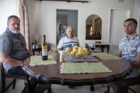 Pavel Peška, jeho syn Petr a vnuk Misha v Pavlově domě v Gemistonu