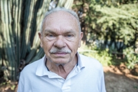 Pavel Peška v dubnu 2021 na zahradě svého domu v Germistonu.