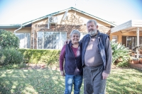 Milena a Jiří Pechoušovi před svým domem v Pretorii, 2021