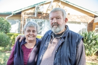 Milena a Jiří Pechoušovi před svým domem v Pretorii