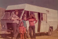Rodina Pechoušova před dodávkou, kterou si vlastnoručně vyrobili pro své cestování