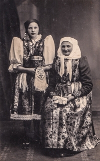 Markéta Konopíková (matka) s Dorotou Konopíkovou, roz. Váchalovou (babička), v roce 1935