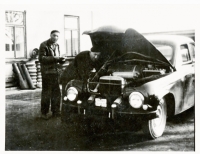 Otec Bohuslav (vlevo) a strýc Vendelín při práci v automobilce v Kvasinách, 50. léta