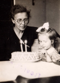 Anna Macková s maminkou Annou Řídkou, rok 1951