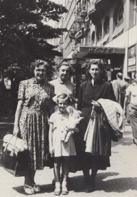 Anna Macková s maminkou v Praze, na cestě za otcem do vězení, 50. léta