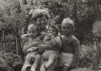 Jiřina Gímešová s vnoučaty