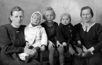 The witness (in a white coat) with her mother, aunt and siblings / 1943