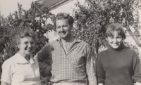 Maminka pamětnice Anna Řídká (vlevo) a otec pamětnice Alois Řídký (uprostřed), rok 1961, na fotce s maminčinou švagrovou