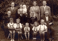 Kompletní rodina Jana Opletala, včetně prarodičů – stojící zleva je otec Adolf, matka Hermína, v jejím náručí je Jan Opletal, 1947 