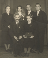 The wedding of Josef Langer, on the left his sister Marie, later Hrdinová, on the right Vincenc, below the parents, 1950s