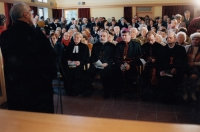 Ekumenie, vysvěcení kaple v sále Oázy v Lidicích, pamětnice v první řadě vlevo