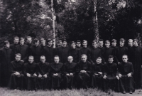 Foto studentů bohoslovců (Josef Dolista - druhá řada, sedmý zleva)