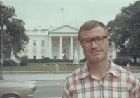 Před Bílým domem, 1966