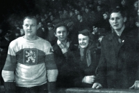 Nevlastní bratr Václav jako hokejový reprezentant, vedle něj zleva Karel, nevlastní sestra Anděla a bratr Robert