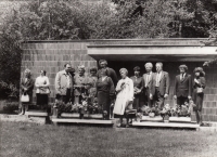 Jana Müllerová druhá zleva, vpředu zleva Jan Litomiský, Libuše Šilhánová, Otka Bednářová, Petr a Daniela Brodští, Riva Krieglová, rodina zesnulé, rozptýlení Gertrudy Sekaninové-Čakrtové, 1987