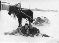 З правої сторони – Михайло Притула, брат респондента, який возив воду на поселенні, шахта «Южная», Прокоп’євськ, Кемеровська область, кін. 1940-х рр.
