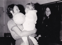Elena Moskalová with her daughter Elenka during a match with Japanese volleyball players in Liberec, 1971