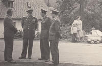 Návštěva Ludvíka Svobody v Červené Vodě, 6. července 1958, Editha s dětmi stojí vpravo