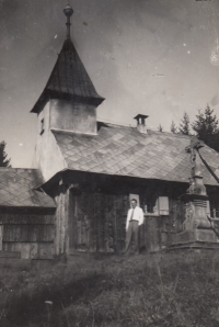Výletní místo Křížová Hora u Červené Vody, v popředí Vincenc Krejčí, 1947