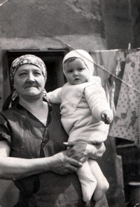 Malá Ilona s babičkou 