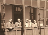 Jiří Merger starší během polední přestávky úředníků na pražském magistrátu, 1942