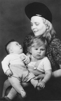 S matkou Marií Bartošovou a sestrou (nar. 1944)