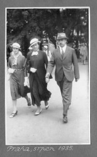Jiří Merger starší na procházce s návštěvou, 1935