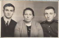 Václav (vpravo) s matkou a bratrem před odchodem na vojnu, 1968