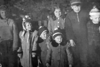 Malá Krystyna (druhá zleva) se svými sourozenci a kamarády