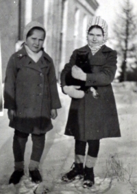 Drahoslava Rút Nývltová (on the left) with her sister Světluše