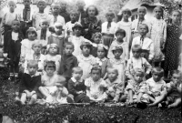 Zachoronka. Uprostřed sedí vychovatelka Emilia Kocherzhuk, třetí zleva Ivan Hrechko, Nadvirna, 1934