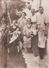Děda Josef s rodinou před řeznictvím ve Vavřinci, rok 1936, maminka Ludmila stojí nalevo
