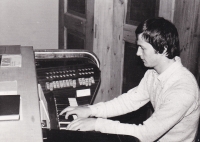 Jan Pořízek as an organ player in Sloup in the Pilgrim Church of Our Lady of Sorrows at the newly installed organ table in 1976 
