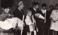 Igor Kyselka ve čtyřech letech na křtu, vlevo novinářka Magdalena Dietlová (teta pamětníka)