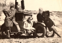 Rodiče pamětníka a jejich kamarádka, 1963, AEROVKA z roku 1931