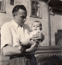 Vasil Kiš s dcerou Miroslavou 1948