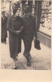 Maminka a tatínek Walterovi, Praha 1933